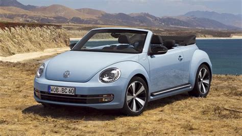 Volkswagen Maggiolino Cabriolet in una strada europea