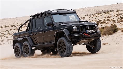 Brabus XLP 900 6x6 Superblack su terreno accidentato