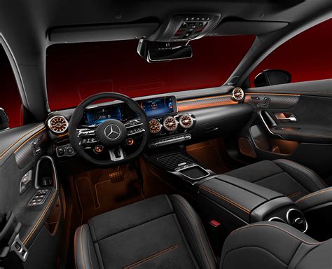 Interni Mercedes-Benz CLA: Comfort e Design