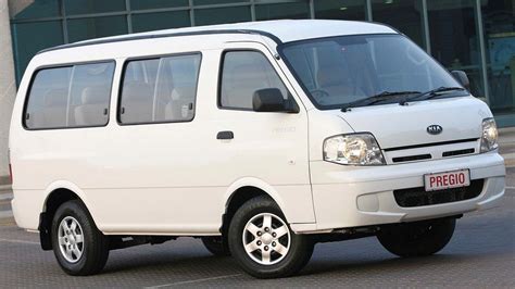 Kia Pregio furgone in viaggio su strada