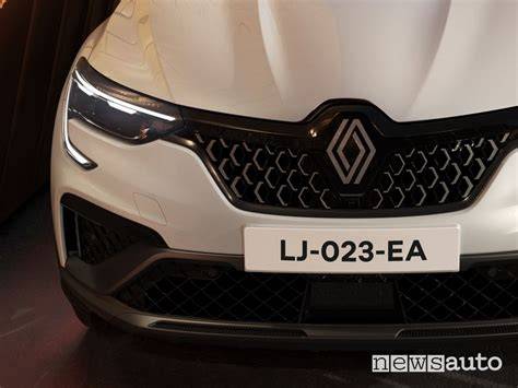 Dettaglio anteriore Renault Arkana con logo Nouvel'R