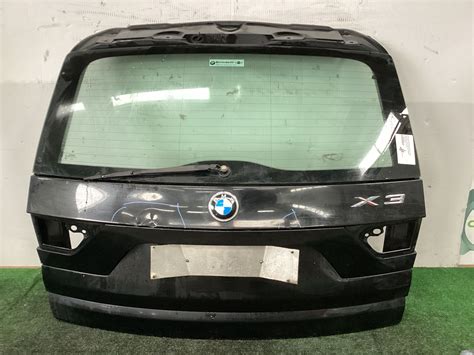 Interno del portellone BMW X3 con la copertura in moquette
