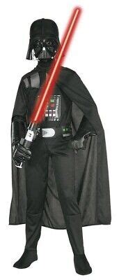 Bambino vestito da Darth Vader che cerca di usare la Forza