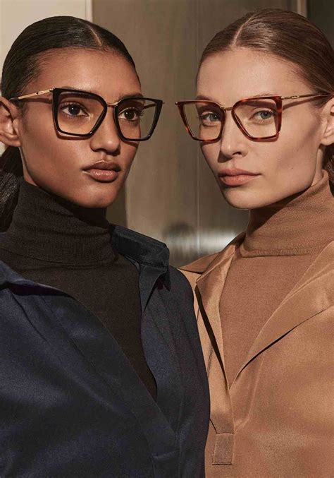 Donna che osserva attentamente un piccolo insetto con occhiali da vista