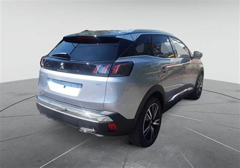 Peugeot 3008 grigio opaco in strada