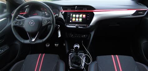 Interni della Opel Corsa con display infotainment