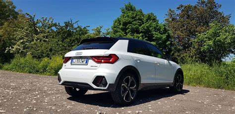 Audi A1 bianca incidentata in fase di valutazione danni