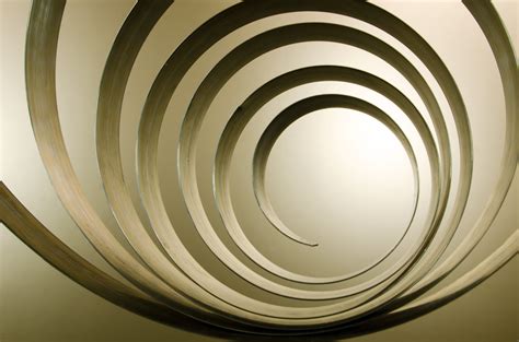 Schema di funzionamento di una molla spirale per airbag