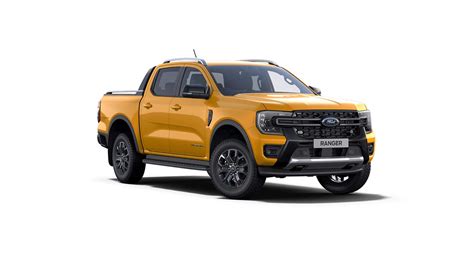 Ford Ranger di colore arancione acceso in un contesto di natura selvaggia e terreni off-road