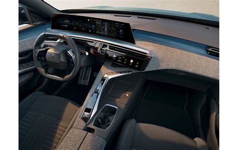 Interno di una Peugeot con il display del PEUGEOT i-Cockpit che mostra le funzioni del Drive Assist