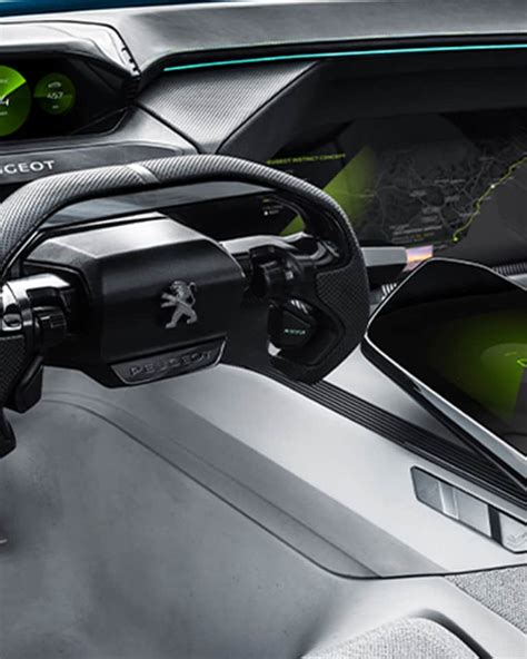 Interno futuristico della Peugeot Instinct Concept con il Responsive i-Cockpit in modalità autonoma