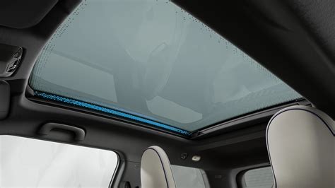 Interni Toyota Verso-S con tetto panoramico