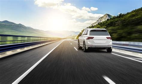 Immagine auto su strada sconnessa