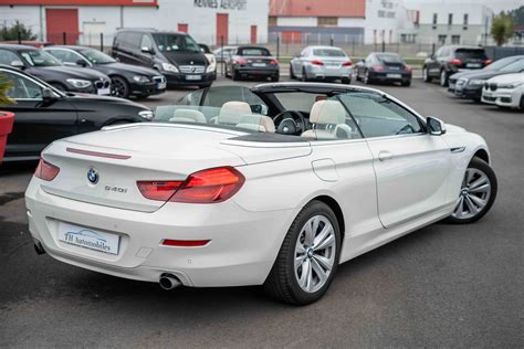 BMW Serie 6 Cabrio bianca in movimento