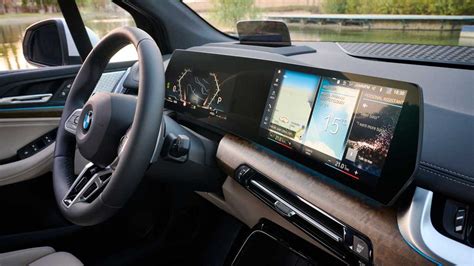 Interni della BMW Serie 2 Active Tourer con il maxi-schermo curvo