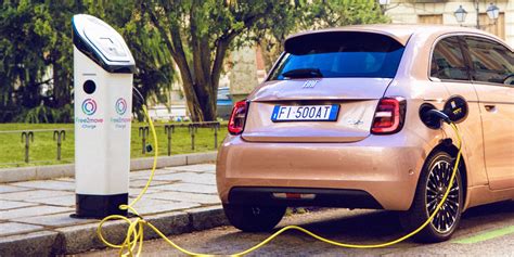 Fiat 500e in ricarica con schermo che mostra errori