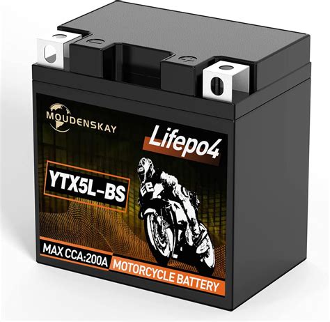 Batteria al litio in primo piano su sfondo di moto BMW GS