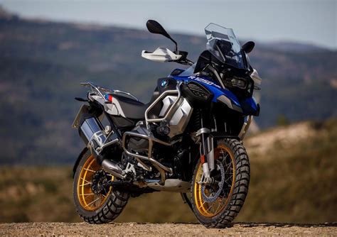 Moto BMW R 1250 GS Adventure su strada sterrata