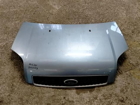 Ford Fusion con cofano anteriore aperto