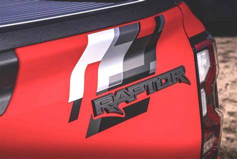 Dettaglio del frontale del Ford Ranger Raptor con scritta FORD