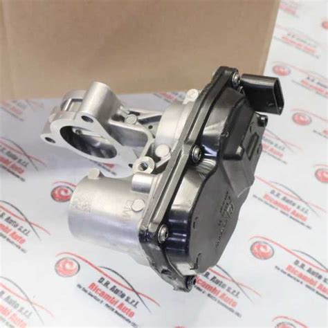 Valvola EGR nuova pronta per l'installazione su una BMW