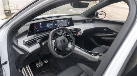 Interni della Peugeot 3008 Hybrid con i-Cockpit