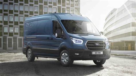 Ford Transit V363 in azione durante un carico