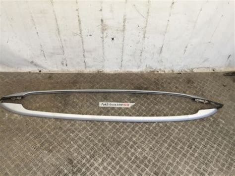 Ford Focus SW con barre longitudinali installate