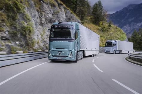 Camion Volvo in diverse ambientazioni lavorative