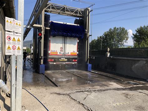 Esterno di un autolavaggio moderno con auto in fase di pulizia