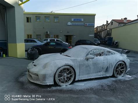 Immagine ravvicinata di un'auto che viene lavata a vapore