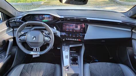 Illustrazione del Peugeot i-Cockpit con quadro strumenti digitale 3D