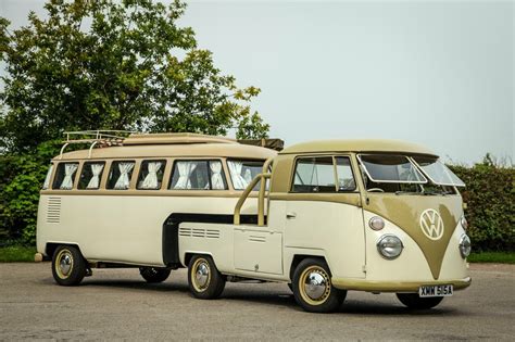 Volkswagen Type 2 in una scena rurale