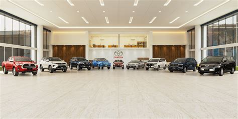 Interno di uno showroom Toyota con diversi modelli esposti