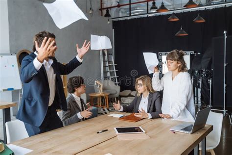 Persone che discutono di opzioni finanziarie con un consulente in concessionaria