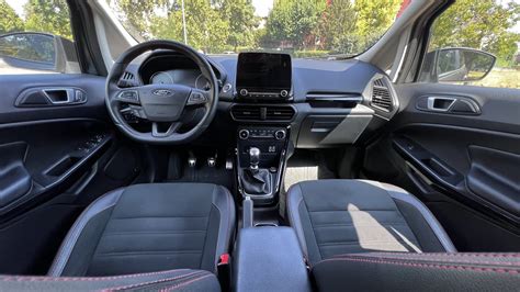 Interni Ford EcoSport con tappetini e battitacco