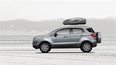 Ford EcoSport con portapacchi e box da tetto