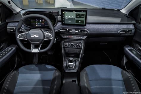 Interni della Dacia Sandero con display centrale da 10 pollici