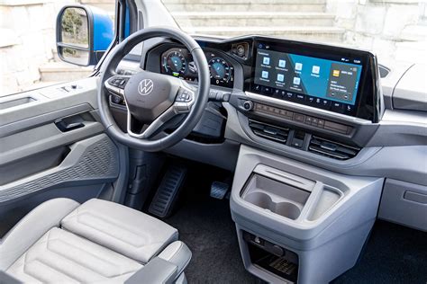 Interni del Volkswagen Caravelle con Digital Cockpit e touchscreen