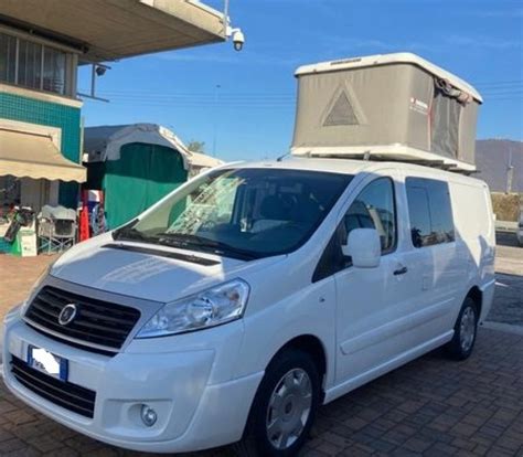 Configurazione interna di un Caravelle camperizzato con blocco cucina