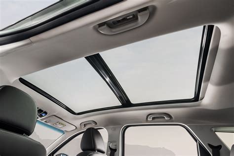 Dettaglio del tetto panoramico di una Opel Corsa D