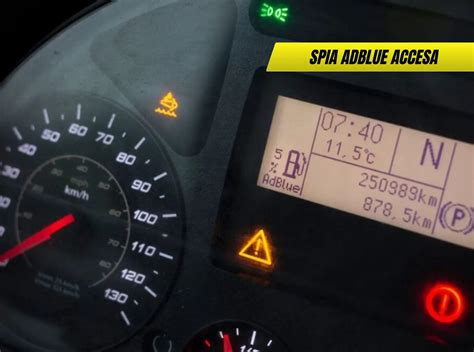 Spia AdBlue accesa sul cruscotto di un veicolo