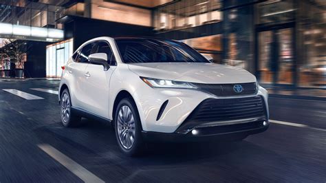 Toyota Venza in un colore marrone metallizzato elegante