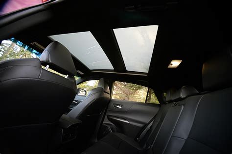 Dettaglio del tetto panoramico elettrocromico Star Gaze della Toyota Venza