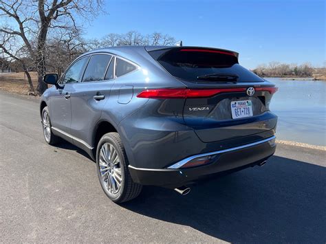 Interni della Toyota Venza con touchscreen centrale e finiture eleganti