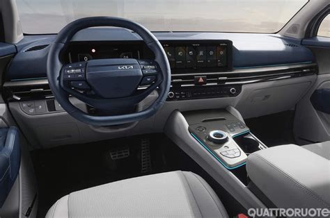 Interni della Kia Sportage con plancia e display centrale
