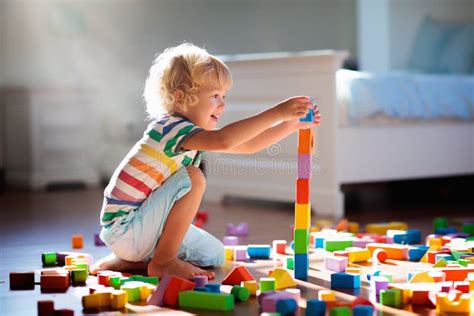 Bambino che gioca con modellini militari