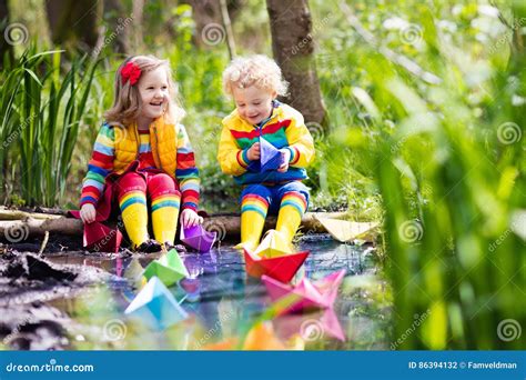 Bambini che giocano con un set militare