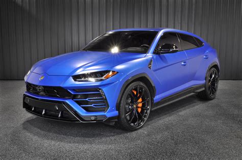 Lamborghini Urus blu in un paesaggio montano