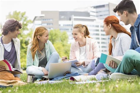 Studenti universitari che studiano su laptop
